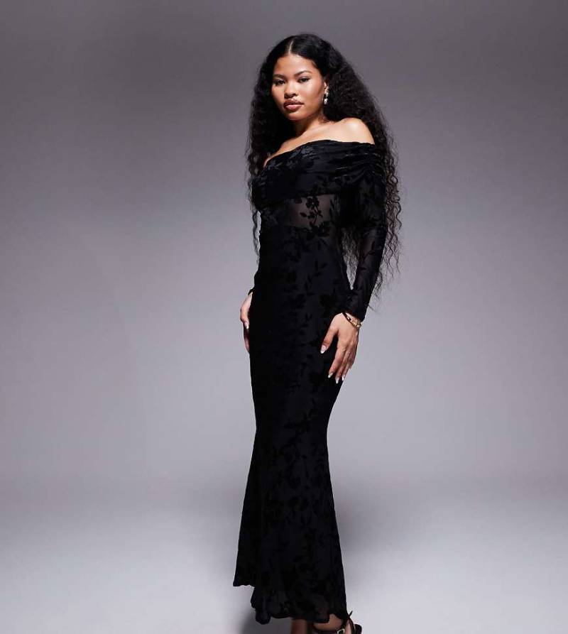 TFNC Petite - Schulterfreies, langärmliges Maxikleid aus schwarzem Ausbrenner-Samt von TFNC Petite