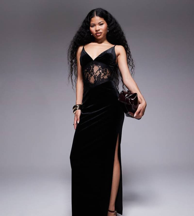TFNC Petite - Tief ausgeschnittenes Maxikleid aus Samt in Schwarz mit Spitzeneinsatz TFNC Petite - Tief ausgeschnittenes Maxikleid aus Samt in Schwarz mit Spitzeneinsatz von TFNC