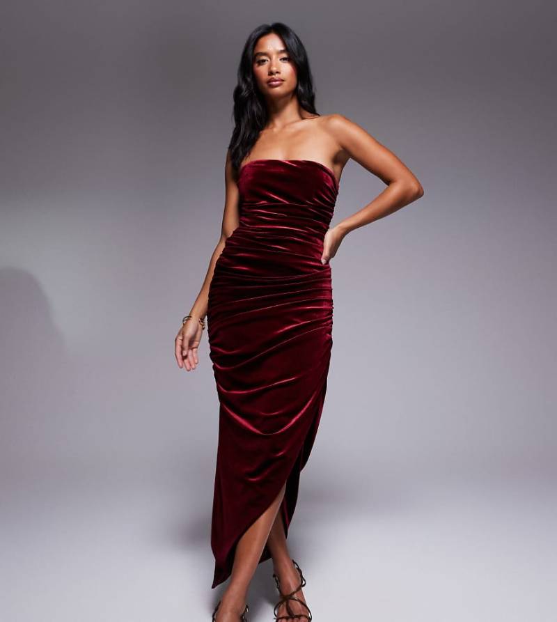 TFNC Petite - Trägerloses, gerafftes Kleid aus Samt in Burgunderrot mit asymmetrischem Saum von TFNC Petite