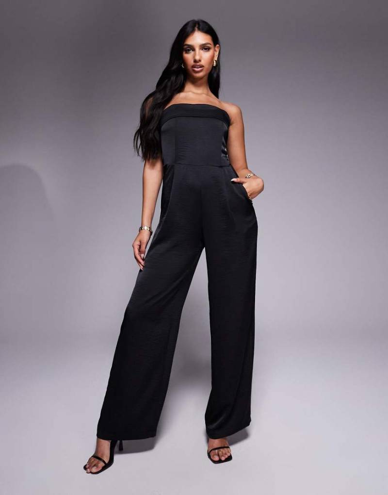 TFNC - Trägerloser Satin-Jumpsuit in Schwarz mit weitem Bein von TFNC