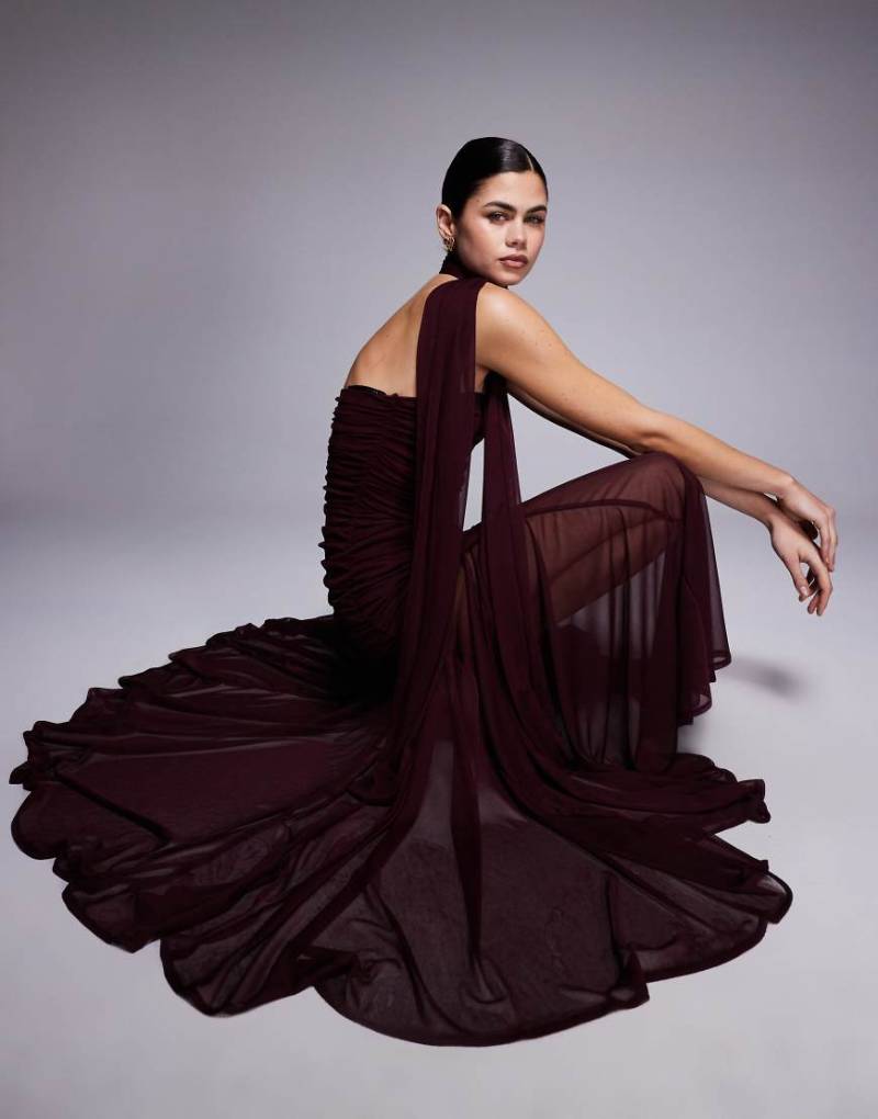 TFNC - Trägerloses Maxikleid in kräftigem Lila mit weitem transparentem Rock und Schal-Detail von TFNC