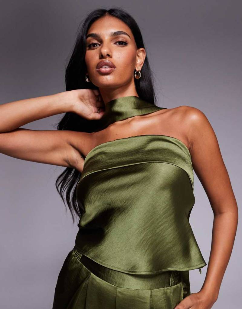 TFNC - Trägerloses Oberteil in Olivgrün mit Halstuch-Detail am Ausschnitt von TFNC