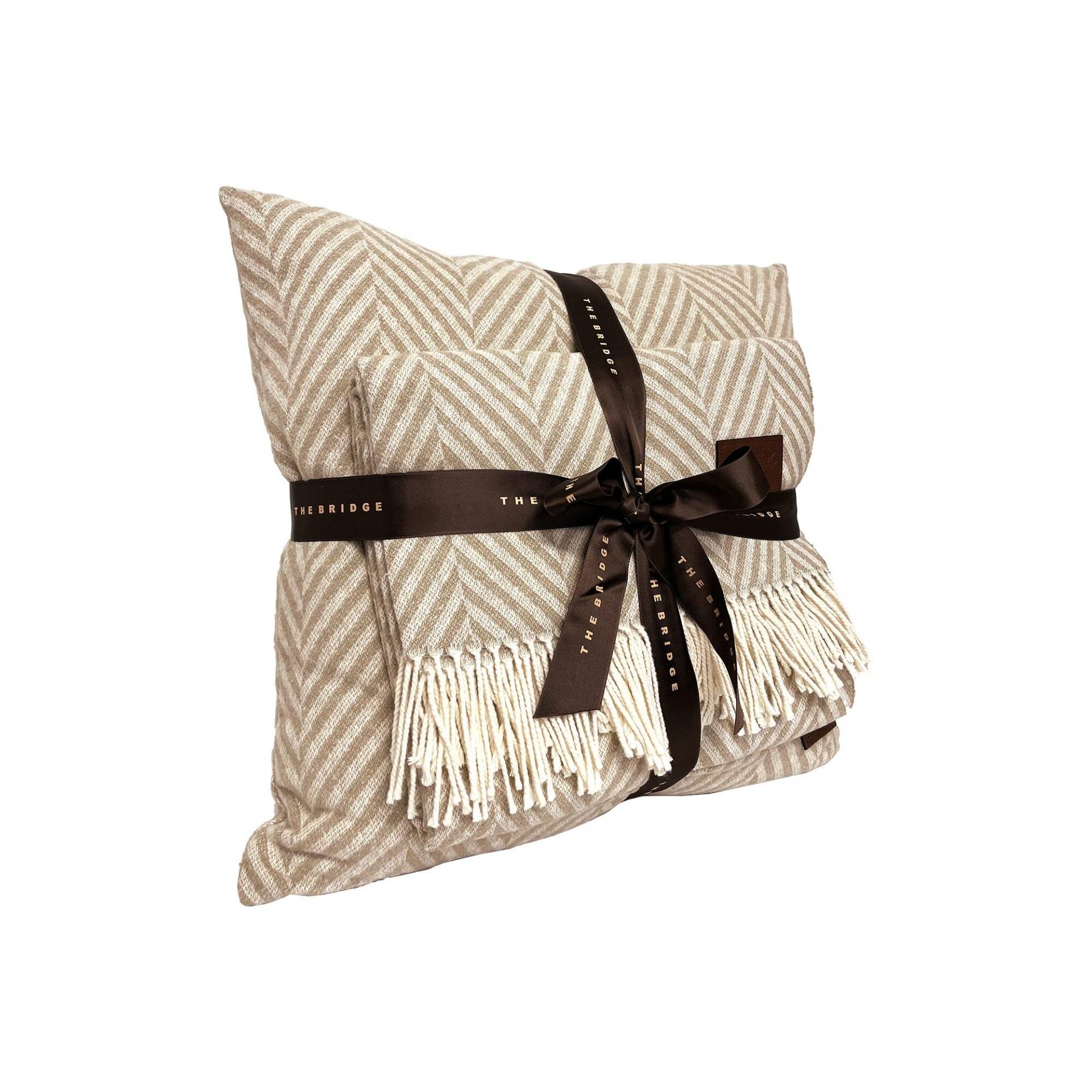 THE BRIDGE - The Bridge Kissen und Decke von THE BRIDGE