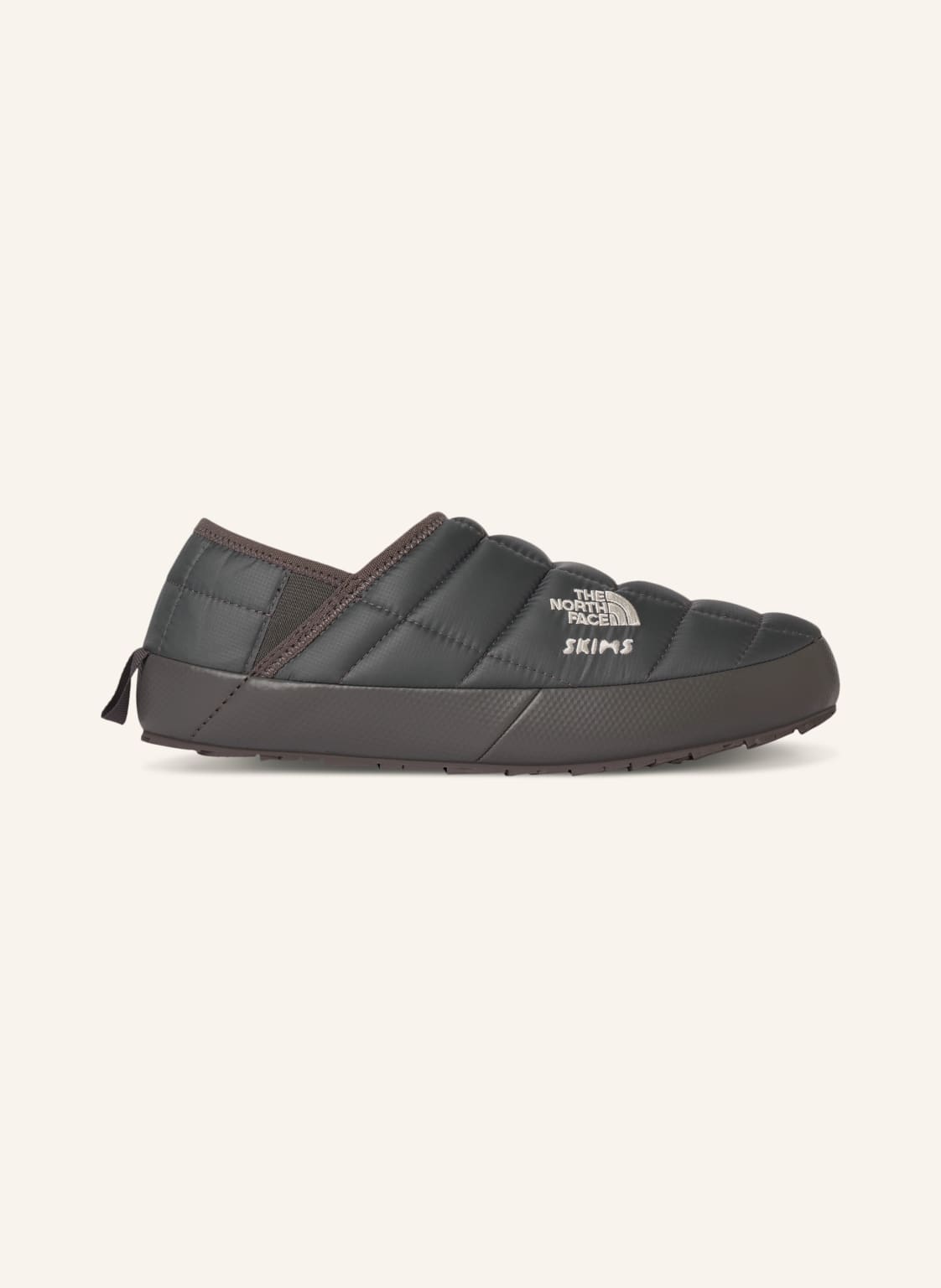 The North Face X Skims Slipper Thermoball™ Traction grau von THE NORTH FACE x SKIMS