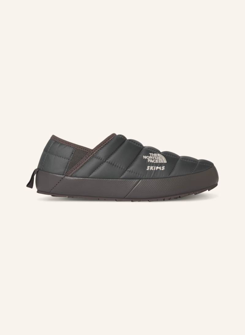 The North Face X Skims Slipper Thermoball™ Traction grau von THE NORTH FACE x SKIMS