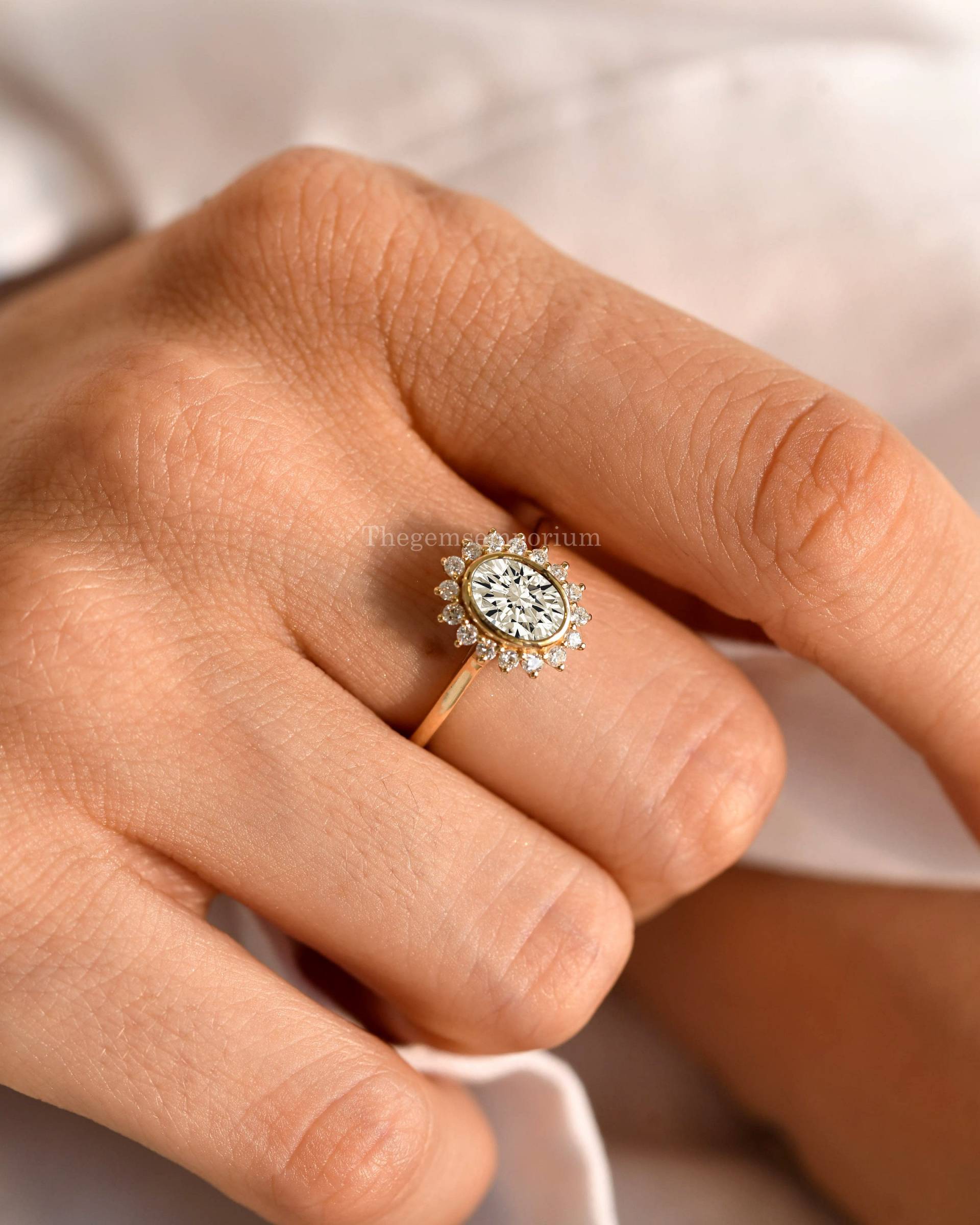 Oval Moissanit Ring, Floral Verlobungsring, 14K Massivgold, Halo Diamant Vintage Ehering, Art-Deco-Ring, Geschenk Zum 10 von THEGEMSEMPORIUM