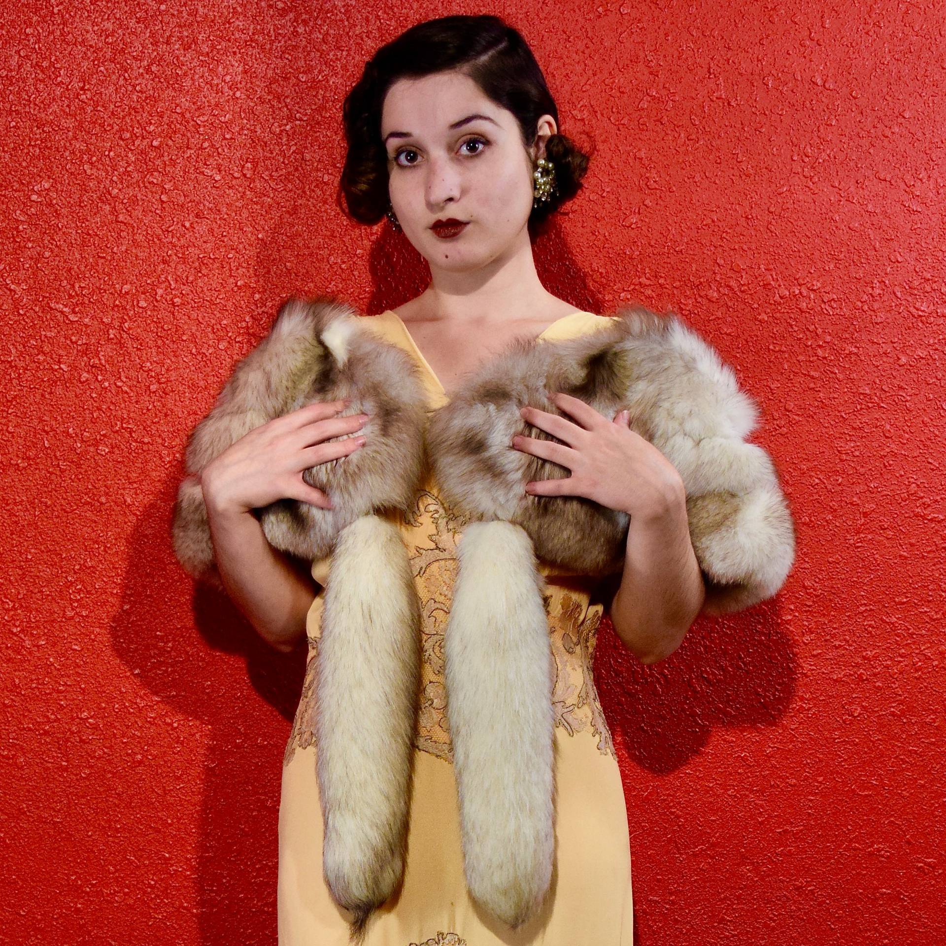 1950Er Jahre Fuchs Pelz Cape Mit Abnehmbarem Tail 1950Er Jahre Fuchs Pelz Cape Mit Abnehmbarem Tail von THEGIRLCANTHELPITUSA