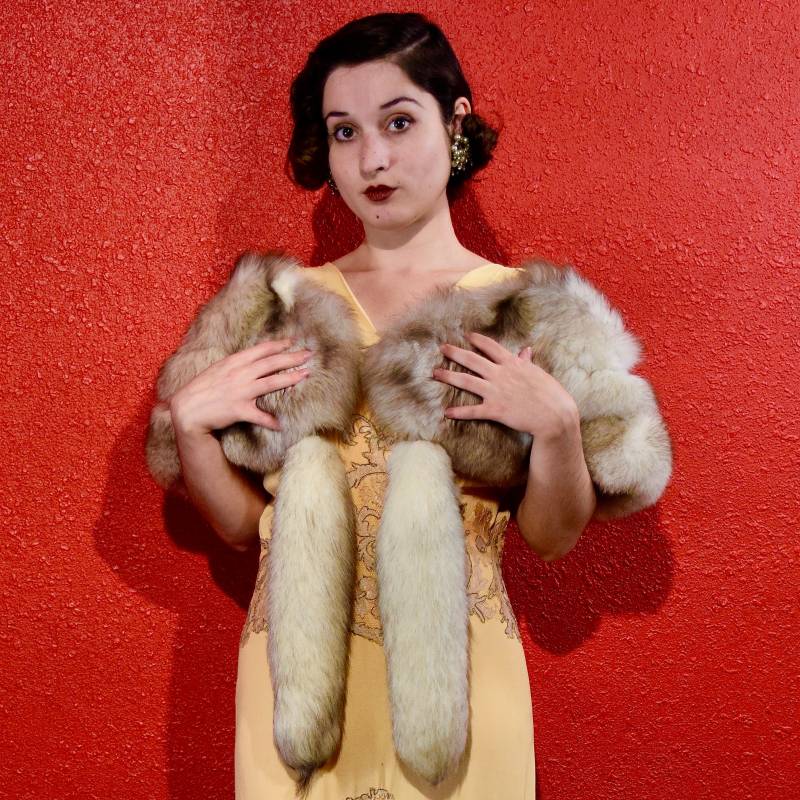 1950Er Jahre Fuchs Pelz Cape Mit Abnehmbarem Tail 1950Er Jahre Fuchs Pelz Cape Mit Abnehmbarem Tail von THEGIRLCANTHELPITUSA