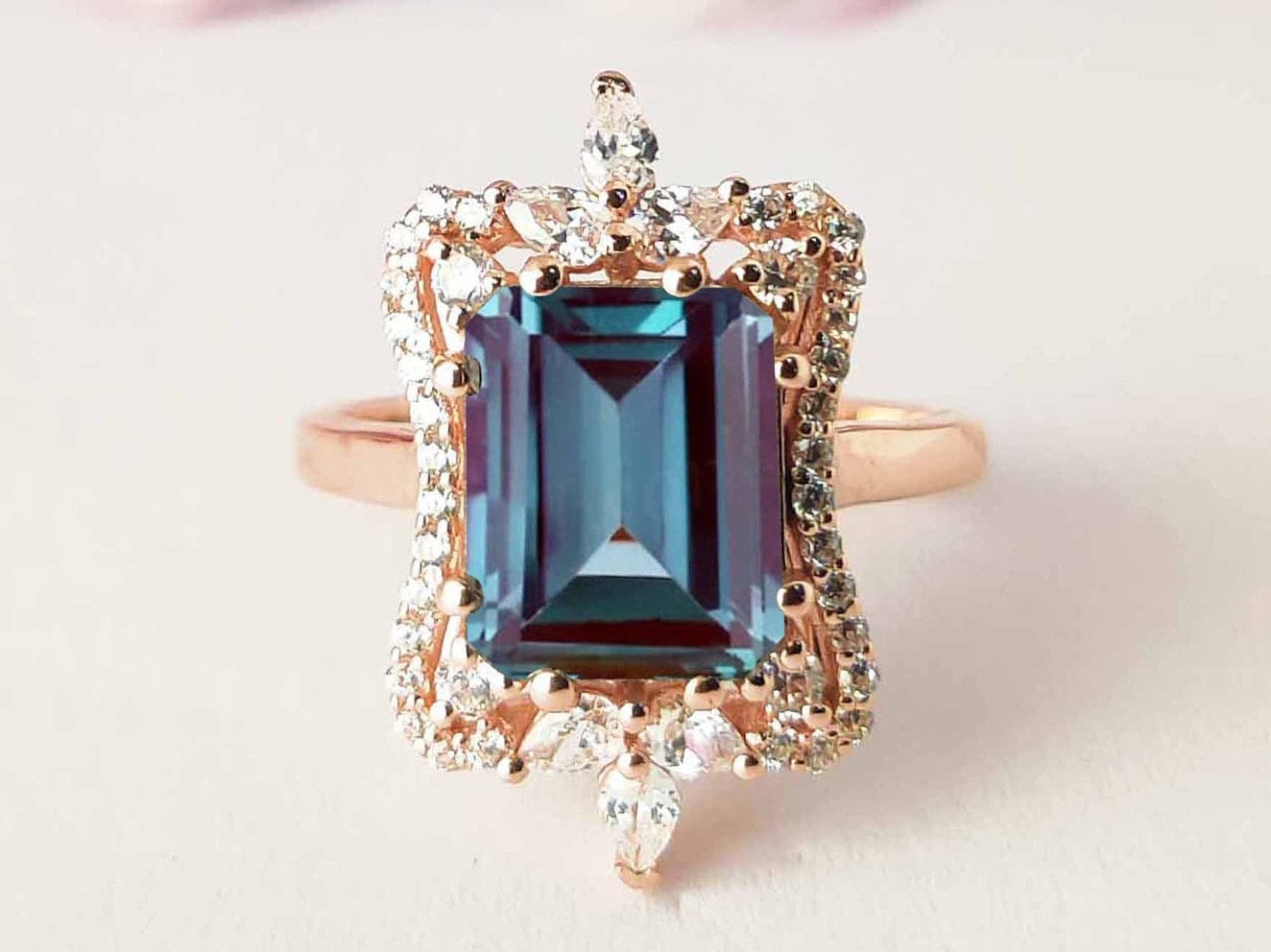 Einzigartige Alexandrit Verlobungsring Für Frauen Art Deco Halo Ehering Smaragdschliff Vintage Braut Jahrestag Ring Antiker Versprechensring von THEGOLDSMITHIN