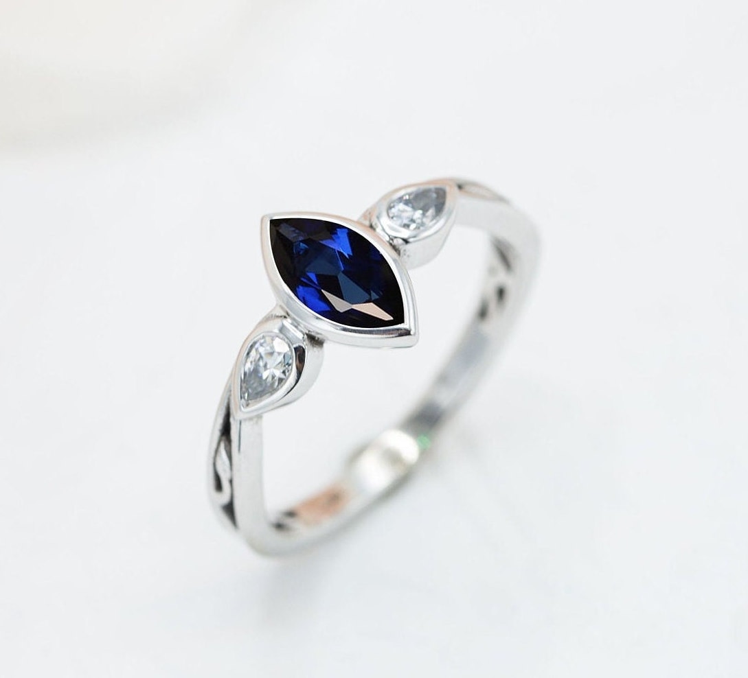 Marquise-Schliff Blauer Saphir Verlobungsring Antiker Art-Deco-Ehering Vintage Jahrestag Ring Sterling Silber Versprechen von THEGOLDSMITHIN