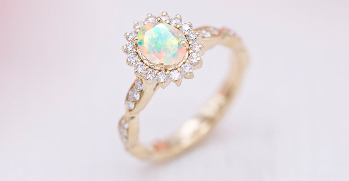 Opal Verlobungsring Für Frauen Art Deco Halo Ehering 14K Gold Vintage Brautring Jahrestag Ring Unikat Versprechen von THEGOLDSMITHIN