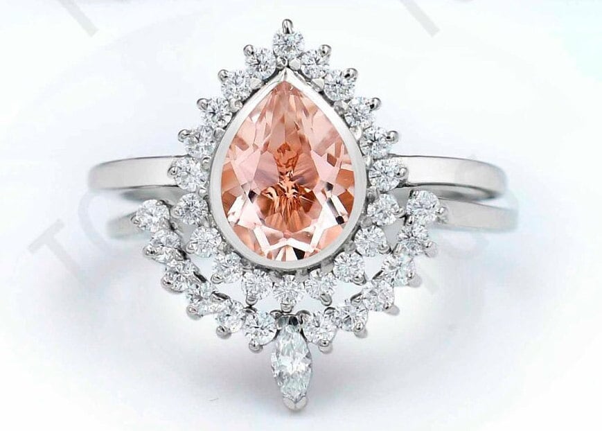 Peach Morganit Verlobungsring Set Art Deco Ehering Pear Cut Antik Braut Jahrestag Ring Unikat Versprechen von THEGOLDSMITHIN