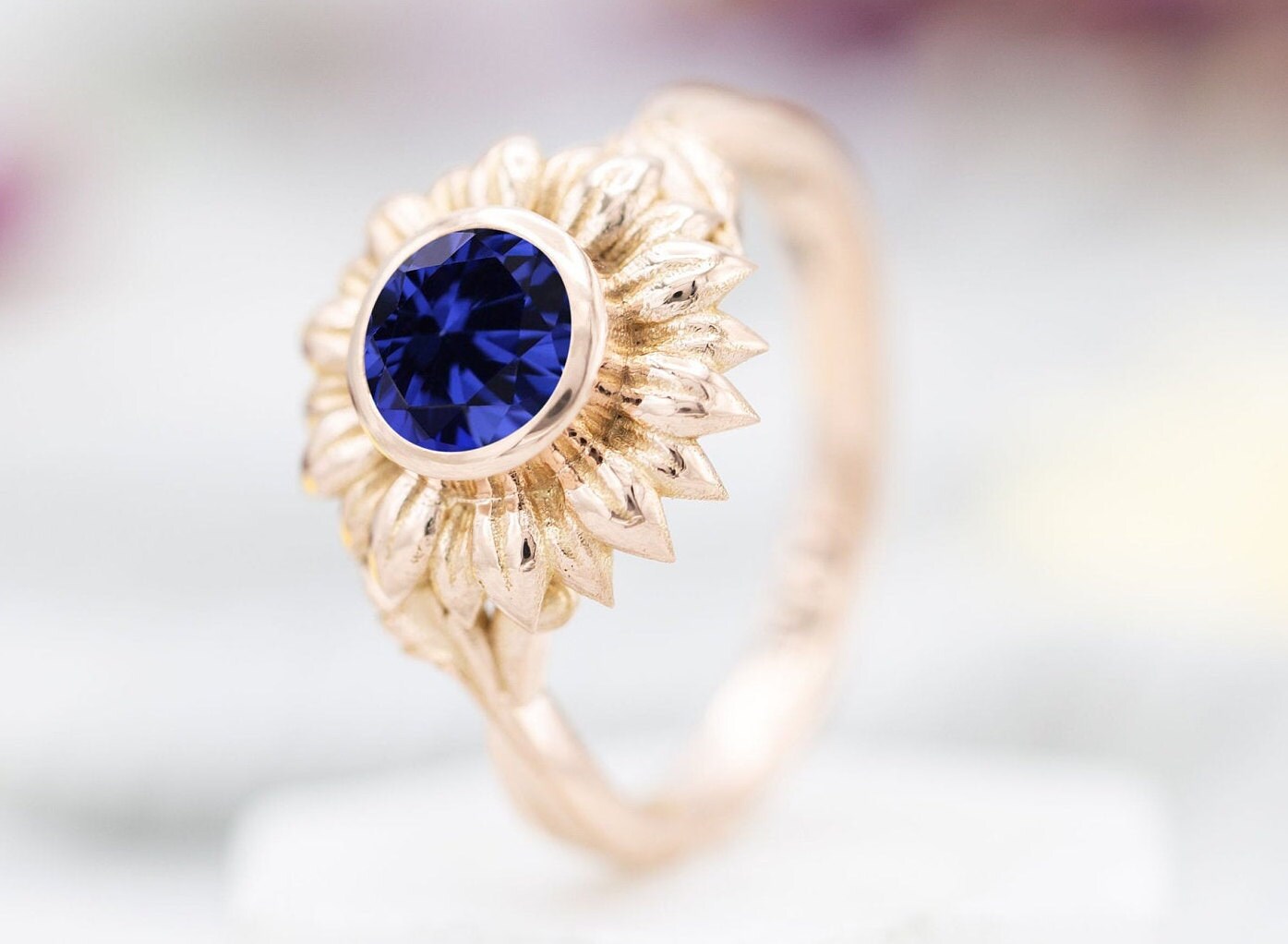 Sonnenblume Blauer Saphir Verlobung 14K Roségold Vintage Ehering Floral Braut Jubiläum Ring Unikat Versprechen von THEGOLDSMITHIN