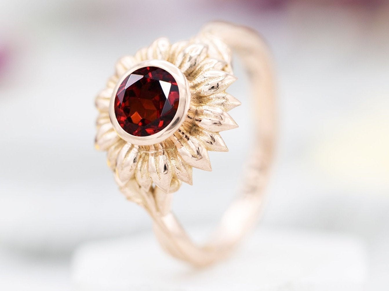 Sonnenblumen Roter Granat Verlobungsring 14K Roségold Ehering Art Deco Braut Jahrestag Ring Für Frauen Unikat Floral Versprechen von THEGOLDSMITHIN