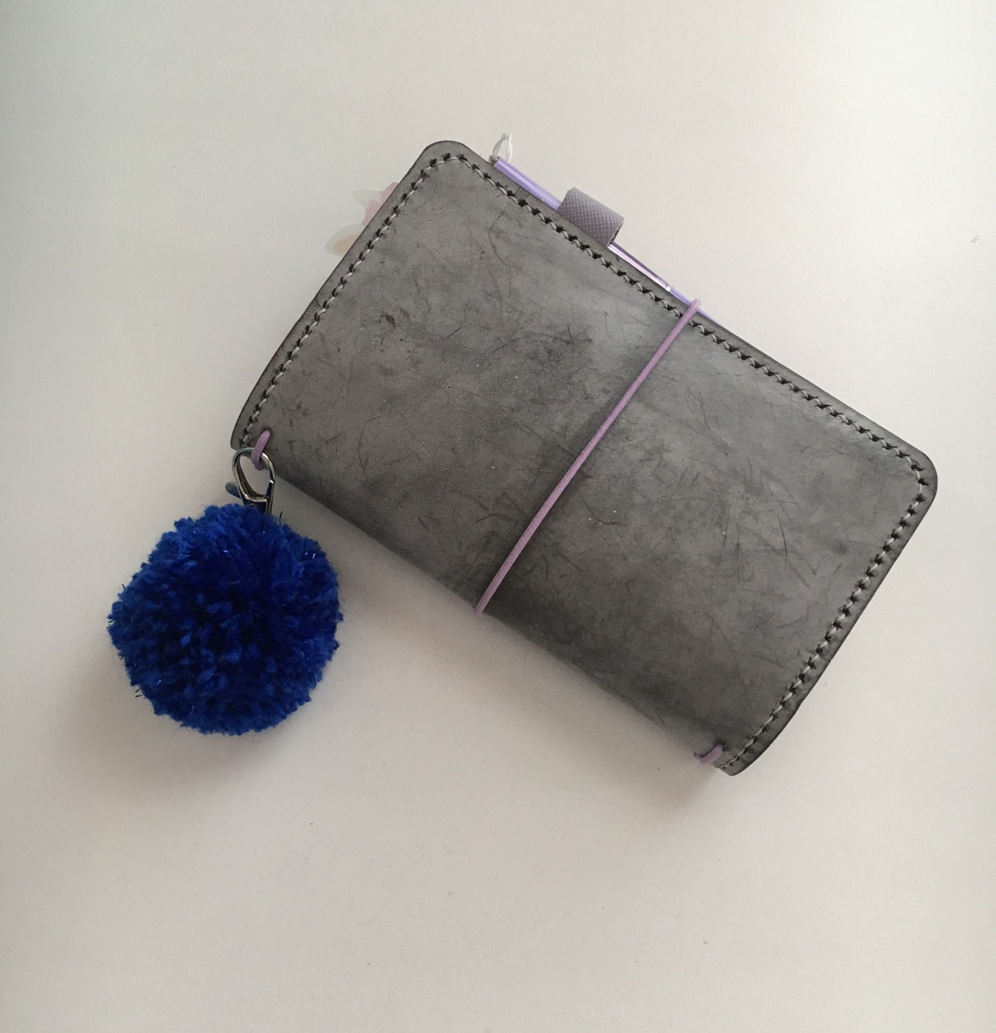 Royal Blue Sparkle Pom Schlüsselanhänger/Handtasche Schlüsselring Geldbeutel Clip von THELUCKYUNICORN