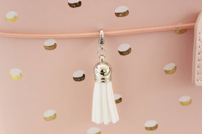 Weißer Planer Quaste Anhänger/Midori Charm Travelers Notebook von THELUCKYUNICORN