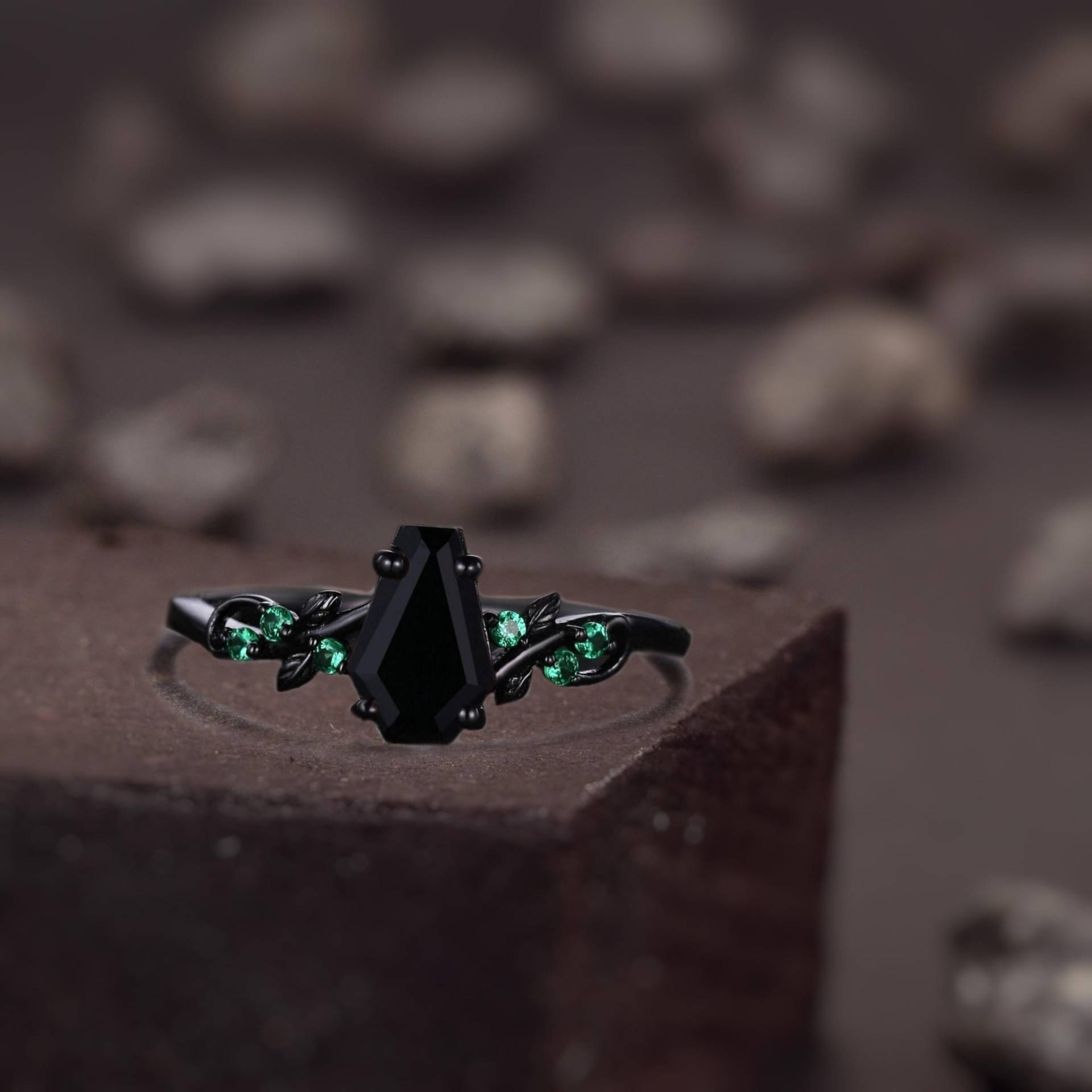 Coffin Geschnitten Schwarzer Onyx Verlobungsring Schwarzer Goldring Art-Deco-Blatt-Design Smaragd Ehering Natur Inspirierter Ring Brautversprechen von THEOLDMEMEMORIES