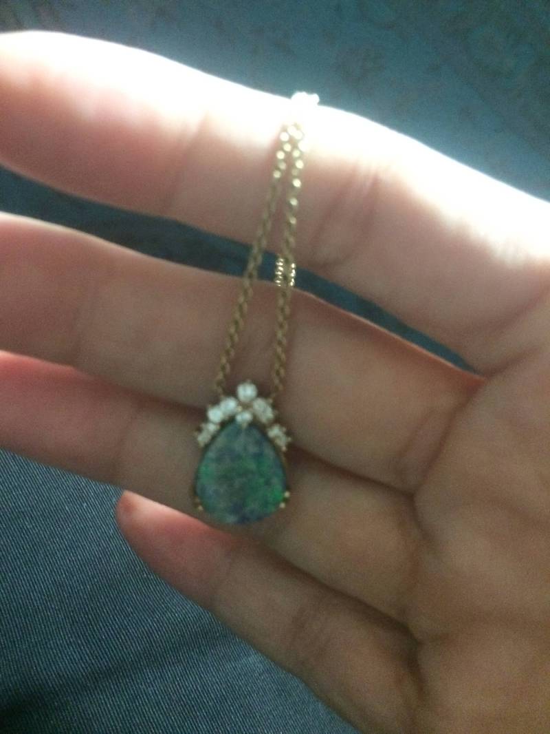 Wunderschöner Blau Grün Opal Umgeben Von Diamanten An 14 Karat Kette Wunderschöner Blau Grün Opal Umgeben Von Diamanten An 14 Karat Kette von THEREIKIFAIRY