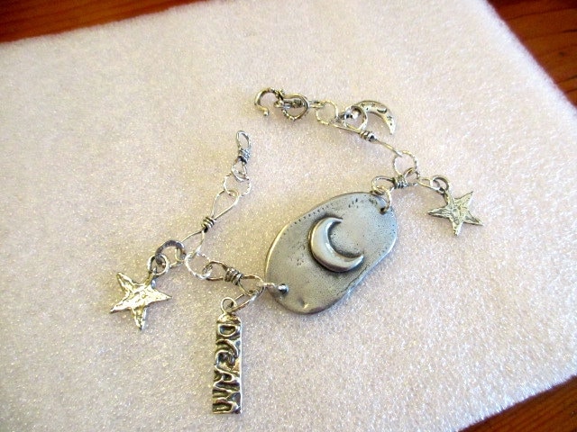 Entzückendes Artisan Fine Pewter Embossed Moon Focal Mit Sterling Silver Twisted Links & 2 Stern, 1 Mond, "Dream" Tag Charms Armband." Entzückendes Artisan Fine Pewter Embossed Moon Focal Mit Sterling Silver Twisted Links & 2 Stern, 1 Mond, "Dream" Tag Charms Armband." von THEUNITGAL