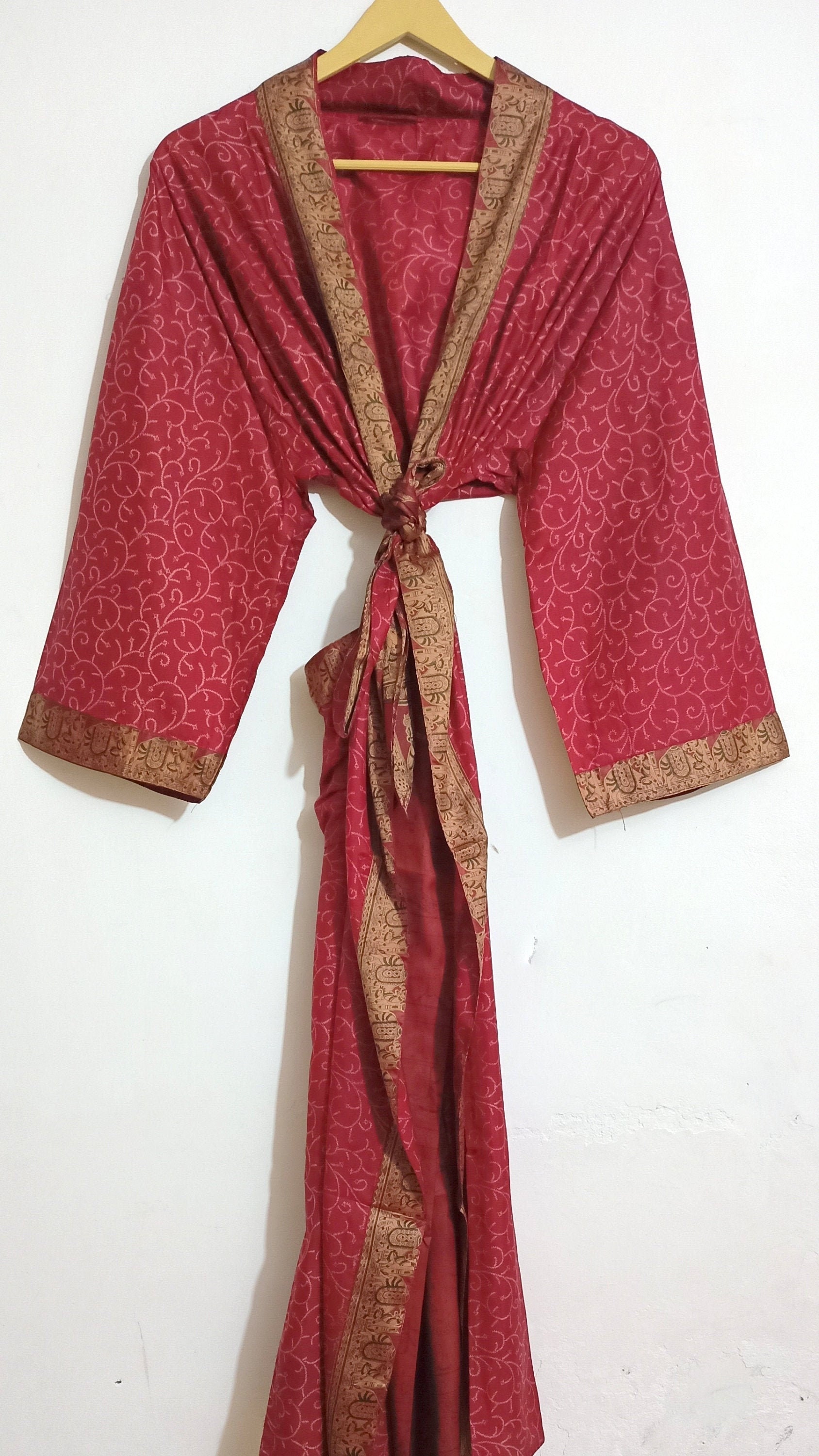 Vintege Reine/Seide Saree Handmade Vintage Kimono Robe Frauen Kleider Nachtwäsche Anzug von THEVINTAGEARTCRAFTS