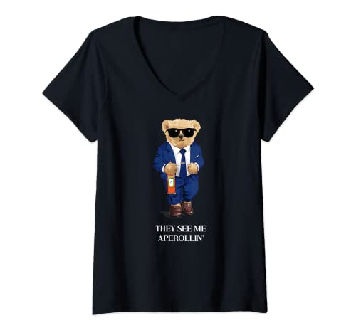 Damen THEY SEE ME APEROLLIN' I OFFICIAL BEAR CLUB. Bär Bären Fun T-Shirt mit V-Ausschnitt Damen THEY SEE ME APEROLLIN' I OFFICIAL BEAR CLUB. Bär Bären Fun T-Shirt mit V-Ausschnitt von THEY SEE ME APEROLLIN'. OFFICIAL BEARS SPRITZ CLUB