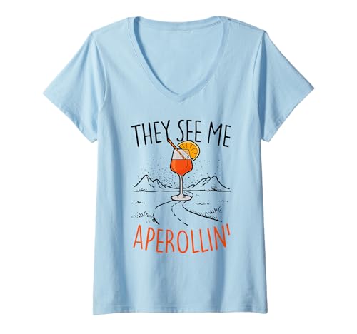 Damen THEY SEE ME APEROLLIN’ X SPRITZ TOUR CLUB AUF APEROLSPUR T-Shirt mit V-Ausschnitt Damen THEY SEE ME APEROLLIN’ X SPRITZ TOUR CLUB AUF APEROLSPUR T-Shirt mit V-Ausschnitt von THEY SEE ME APEROLLIN’ 2 AUF APERÖLCHEN SPRITZTOUR