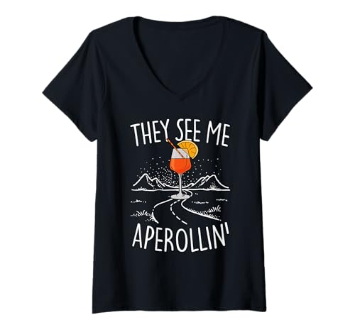 Damen THEY SEE ME APEROLLIN’ X SPRITZ TOUR CLUB AUF APEROLSPUR T-Shirt mit V-Ausschnitt Damen THEY SEE ME APEROLLIN’ X SPRITZ TOUR CLUB AUF APEROLSPUR T-Shirt mit V-Ausschnitt von THEY SEE ME APEROLLIN’ 2 AUF APERÖLCHEN SPRITZTOUR