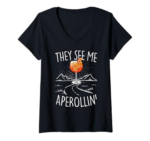 Damen THEY SEE ME APEROLLIN’ X SPRITZ TOUR CLUB AUF APEROLSPUR T-Shirt mit V-Ausschnitt Damen THEY SEE ME APEROLLIN’ X SPRITZ TOUR CLUB AUF APEROLSPUR T-Shirt mit V-Ausschnitt von THEY SEE ME APEROLLIN’ - AUF APERÖLCHEN SPRITZTOUR