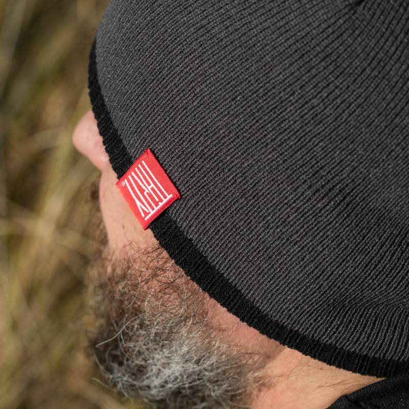 Pull On Beanie, Two Tone Mütze - Red Tab Collection. Herren Beanie in Grau, Schwarz Und Marine von THIRTYSQUARE