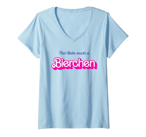 Damen THIS BABE NEEDS A BIERCHEN - Beer Girl Lecker Bierchen Bier T-Shirt mit V-Ausschnitt von THIS BABE / THIS GIRL NEEDS A BIERCHEN - Mallorca