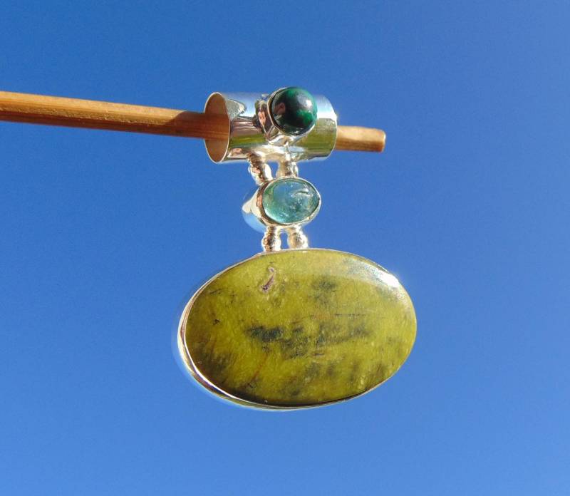 Atlantisit | Stichtit in Serpentin , Anhänger Silber 925 Mit Apatit Und Malachit von THORALFWOLF