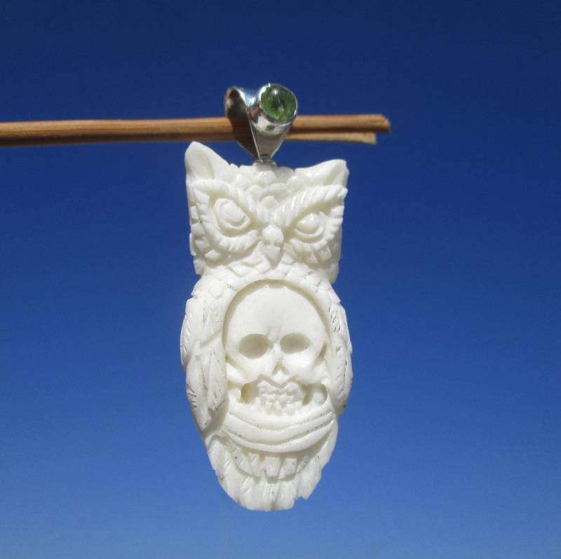 Eule Mit Schädel Aus Büffelknochen Geschnitzt Anhänger Silber 925 Peridot von THORALFWOLF