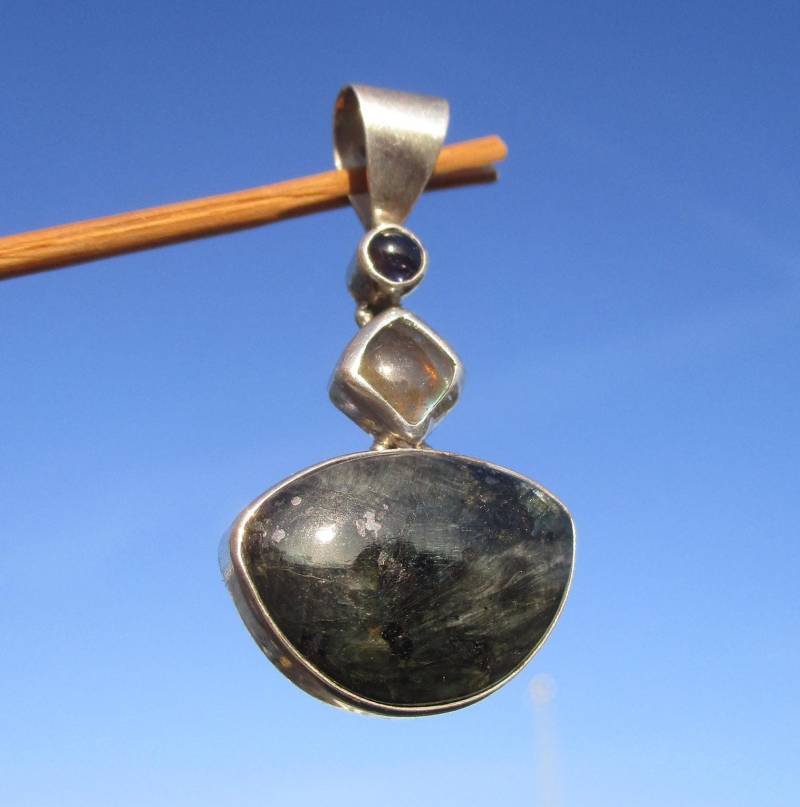Larvikit , Anhänger Silber 925 Mit Labradorit Und Iolith von THORALFWOLF