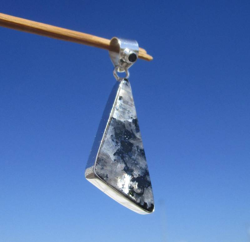 Larvikit , Anhänger Silber 925 Mit Saphir von THORALFWOLF