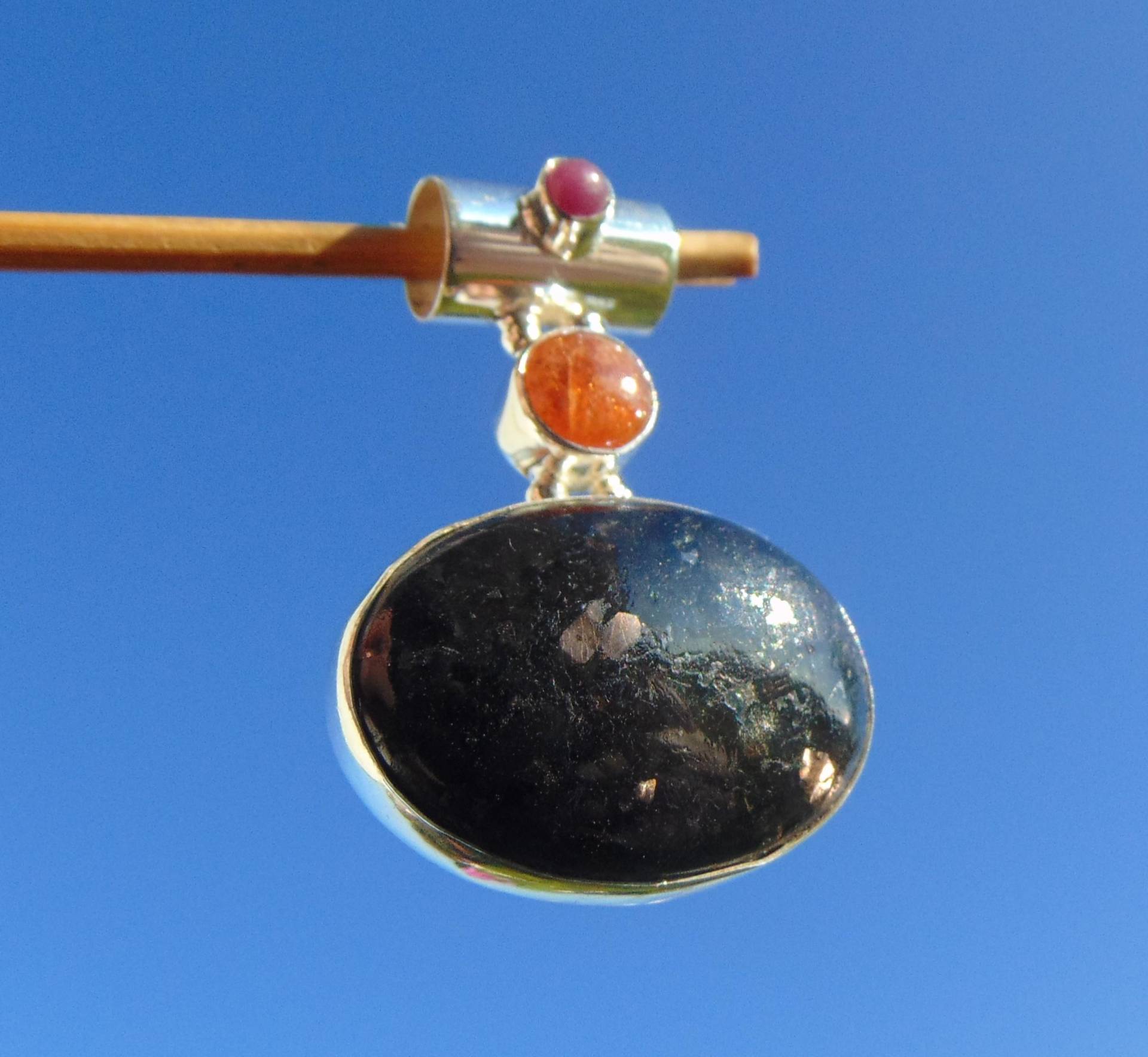Nuumit Aus Grönland - Anhänger Silber 925 Mit Sonnenstein Und Rubin Nuumit Aus Grönland - Anhänger Silber 925 Mit Sonnenstein Und Rubin von THORALFWOLF