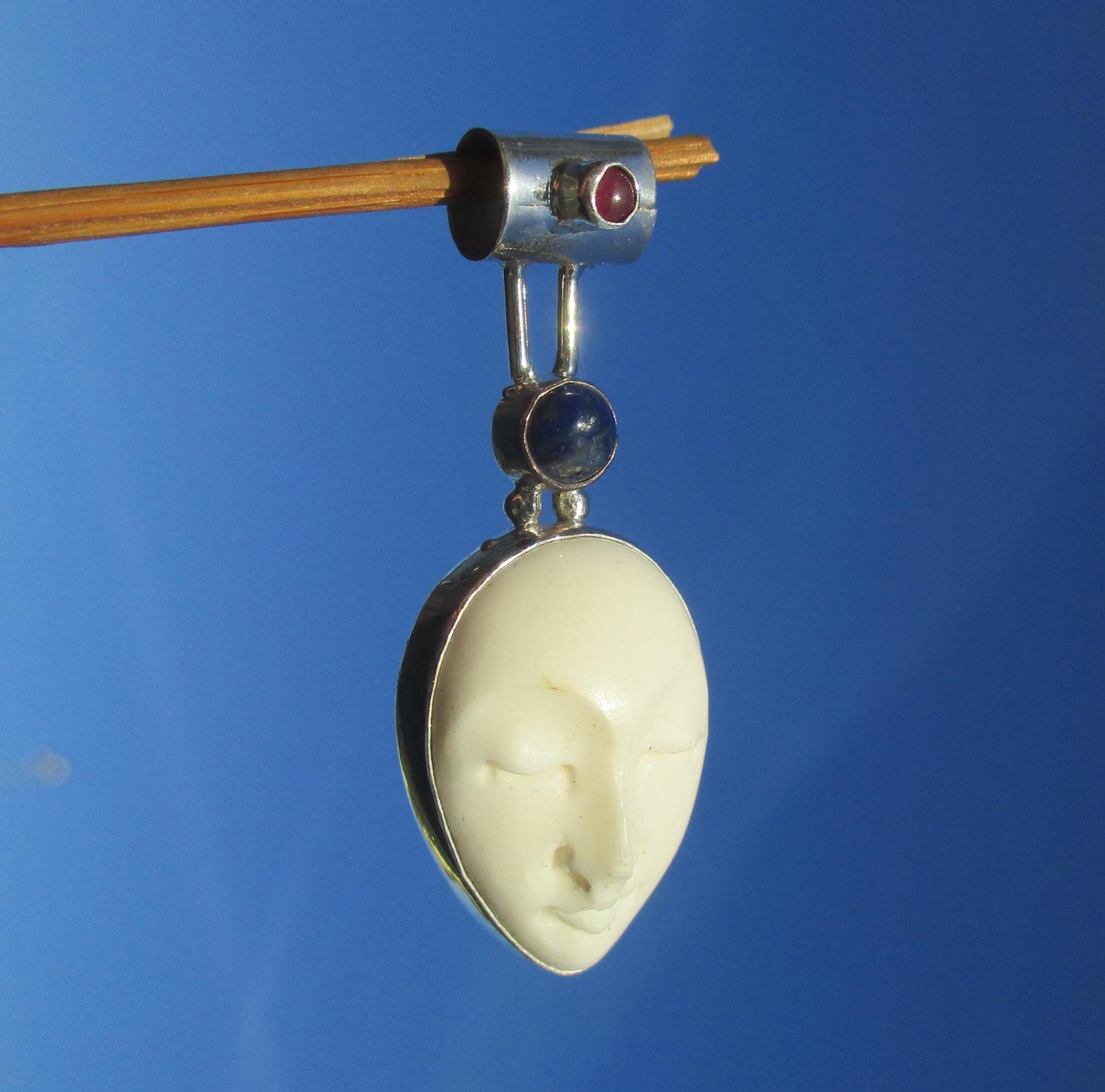 Portrait Aus Büffelknochen Geschnitzt - Anhänger Silber 925 Mit Lapislazuli Und Rubin von THORALFWOLF