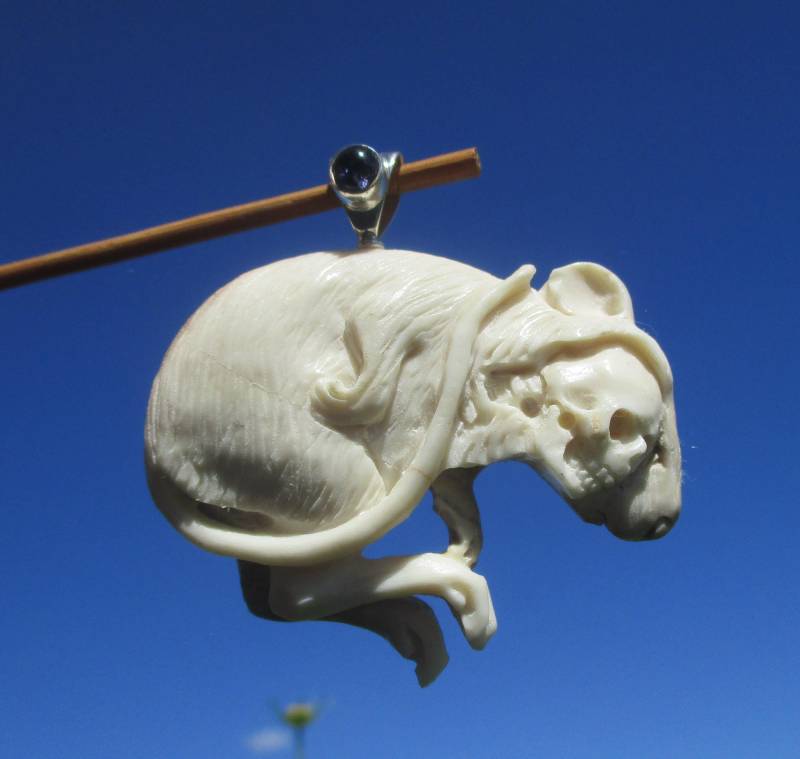 Ratte Mit Schädel - Horn Geschnitzt Anhänger Silber 925 Iolith Ratte Mit Schädel - Horn Geschnitzt Anhänger Silber 925 Iolith von THORALFWOLF