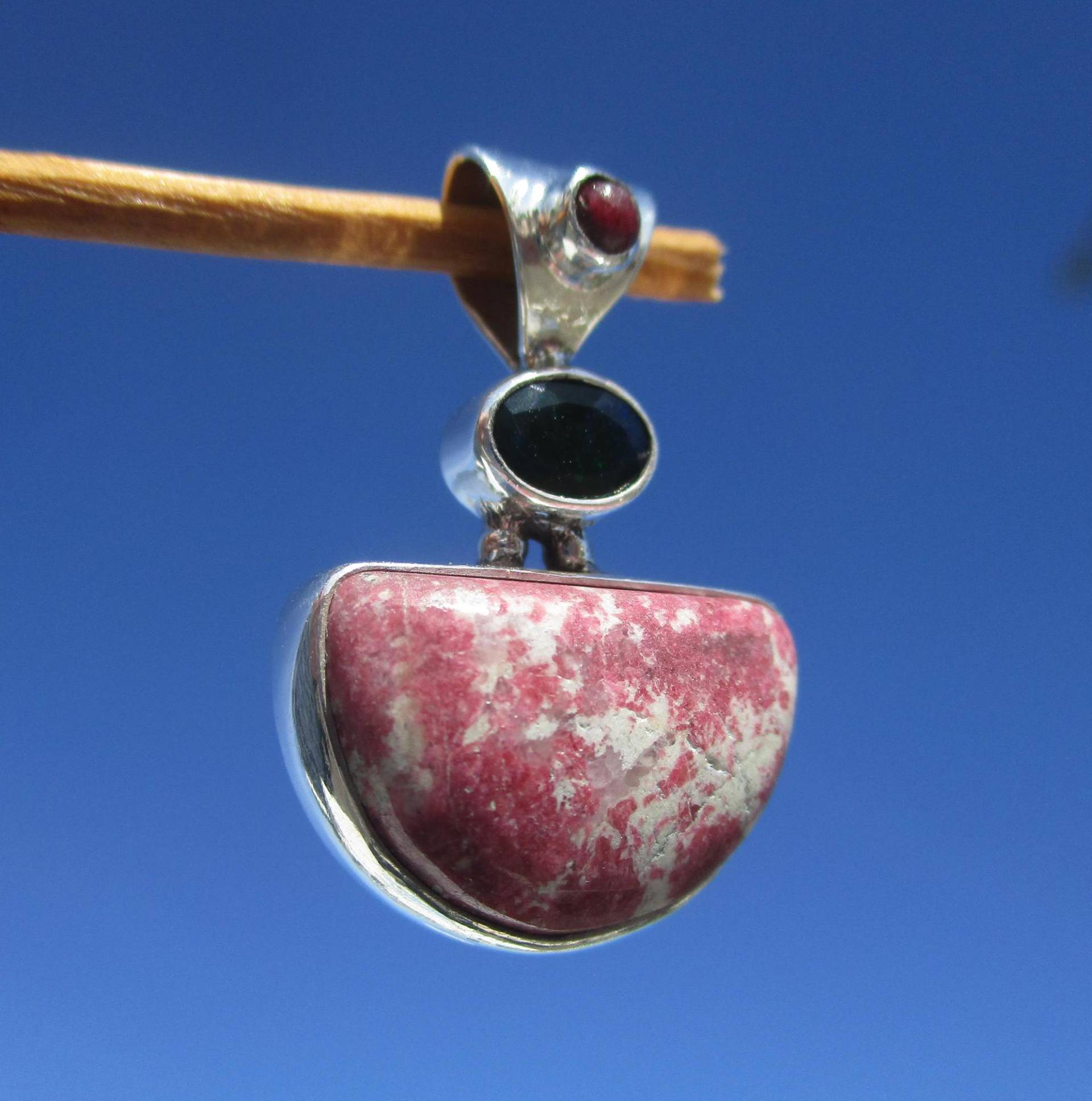 Thulit Aus Norwegen , Anhänger Silber 925 Mit Opal Und Granat Thulit Aus Norwegen , Anhänger Silber 925 Mit Opal Und Granat von THORALFWOLF