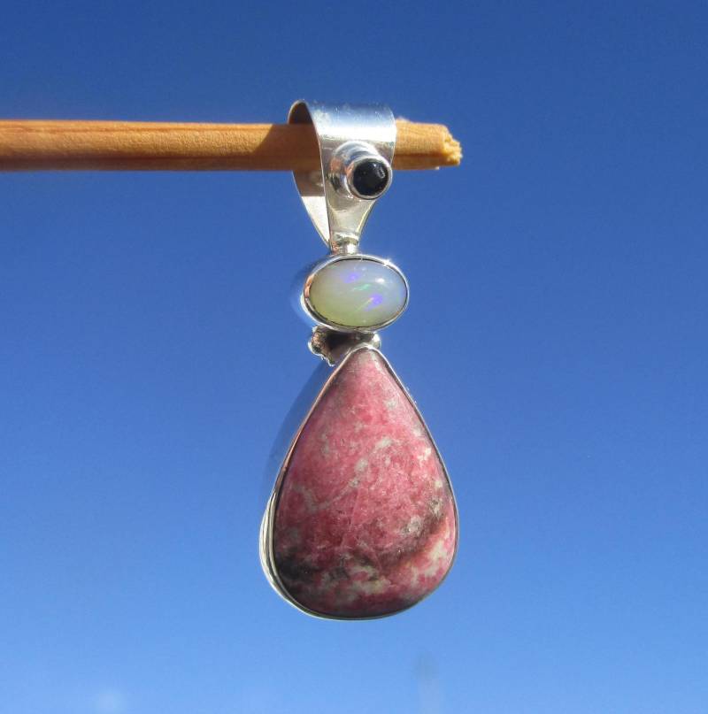 Thulit Aus Norwegen , Anhänger Silber 925 Mit Opal Und Saphir von THORALFWOLF