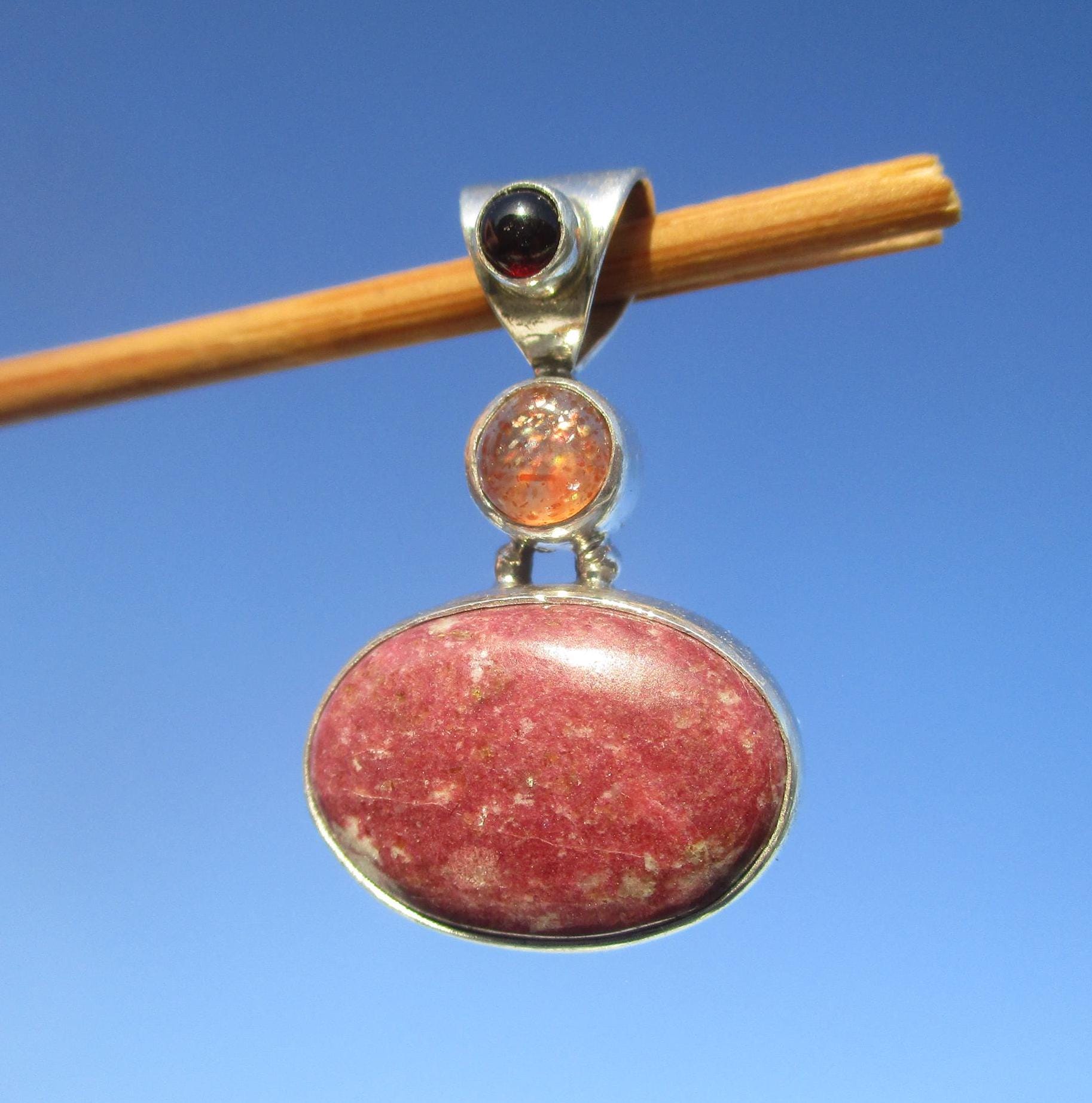Thulit Aus Norwegen , Anhänger Silber 925 Mit Sonnenstein Und Granat von THORALFWOLF
