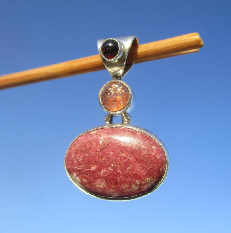 Thulit Aus Norwegen , Anhänger Silber 925 Mit Sonnenstein Und Granat von THORALFWOLF