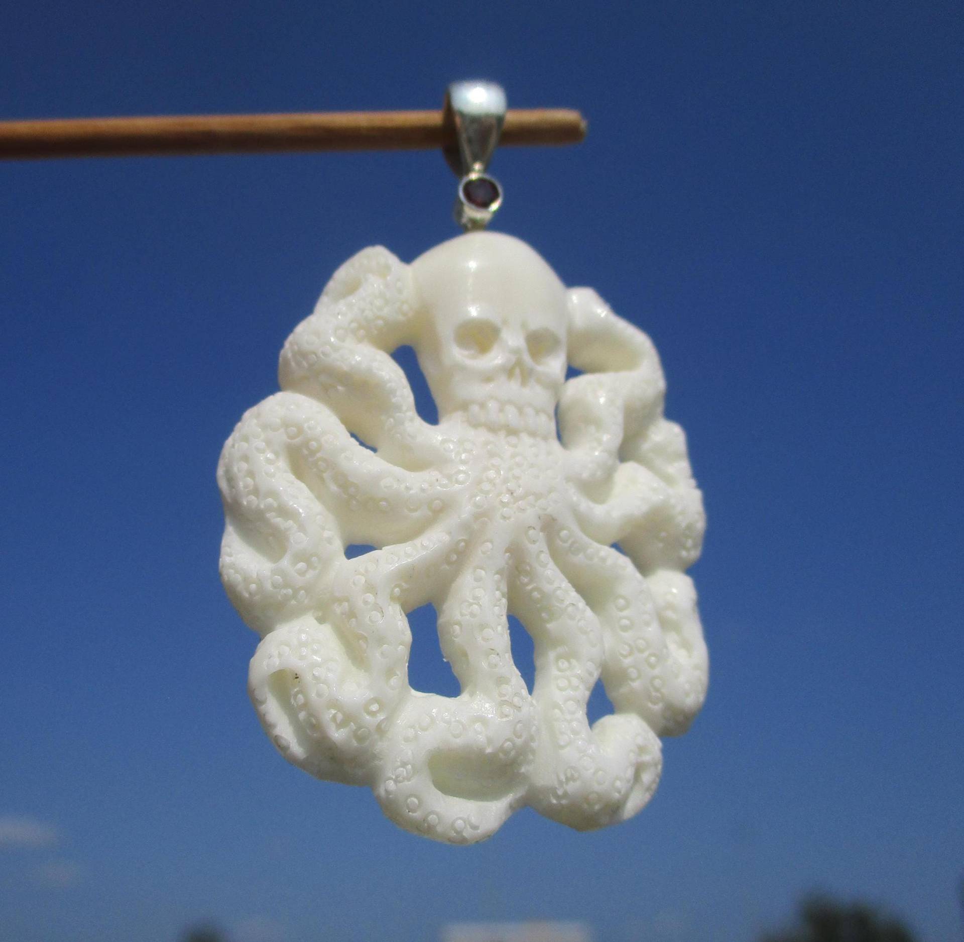 Tintenfisch Mit Schädel Aus Büffelknochen Geschnitzt Anhänger Silber 925 Granat von THORALFWOLF