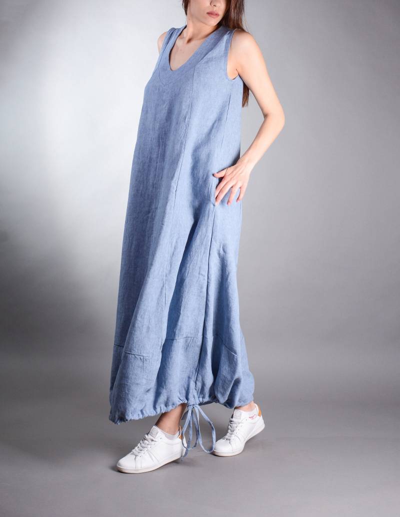 Himmelblaues Leinenkleid Mit V-Ausschnitt Und Taschen, Entspanntes Sommerkleid, Boho, Lockeres Kleid in Übergröße von THUNDERMODA