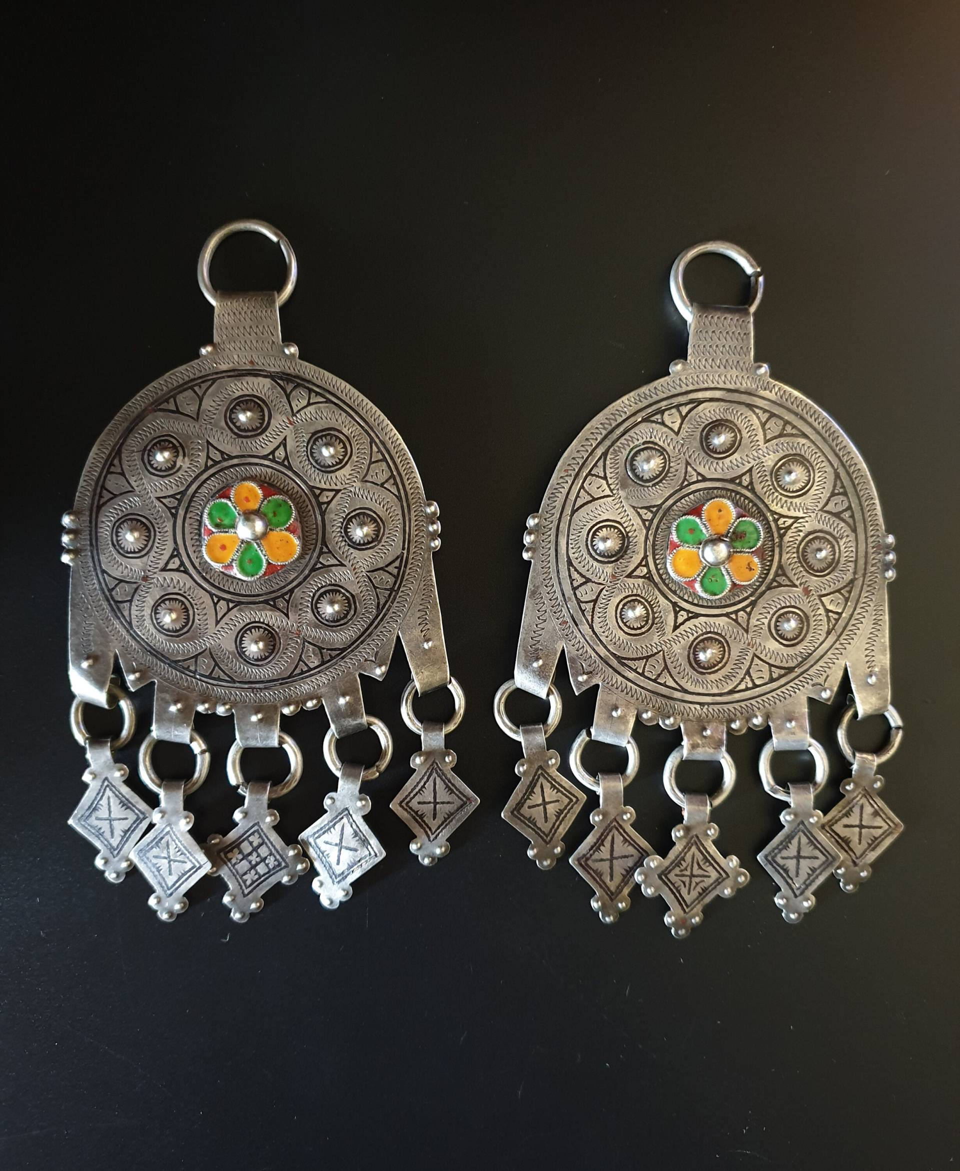 Lot Von 2 Vintage-Berber-Anhängern Aus Silber, Niello Und Emaille - Region Tiznit Südmarokko von TIFINAGH