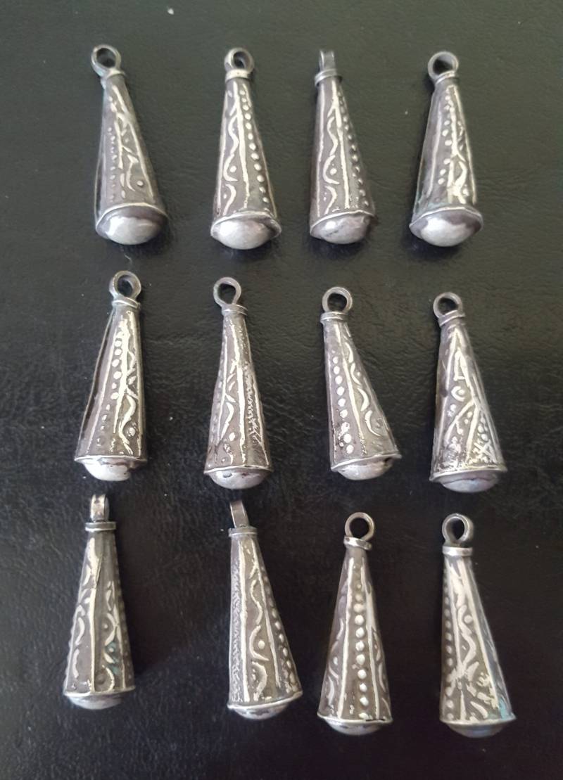 Marokko - Altes Berber-Los Mit 12 Kegelanhängern in Silber Südmarokko von TIFINAGH