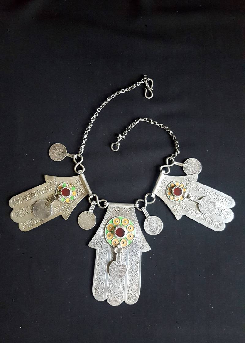 Marokko - Berber-stammeshalskette Bestehend Aus 3 Händen Von Fatima Silber, Emaille, Cabochon-Perlen Und Alten Münzen von TIFINAGH