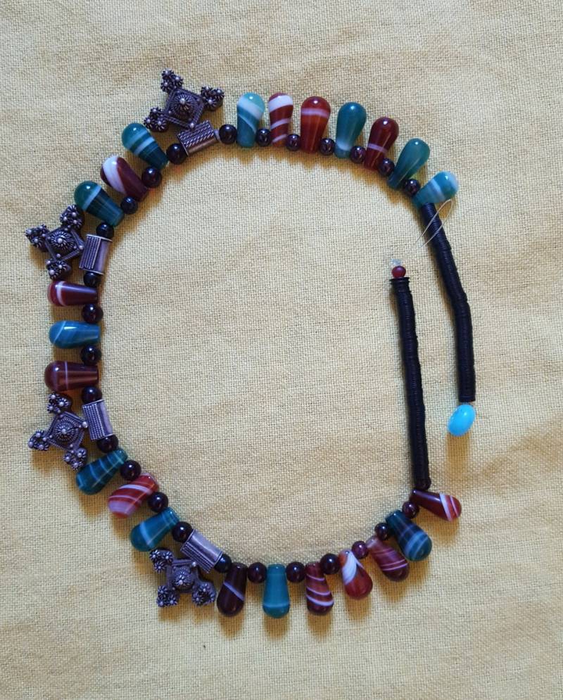 Marokko - "Boghdad" Kreuz Halskette in Silber Und Glasperlen Guelmim Südmarokko von TIFINAGH