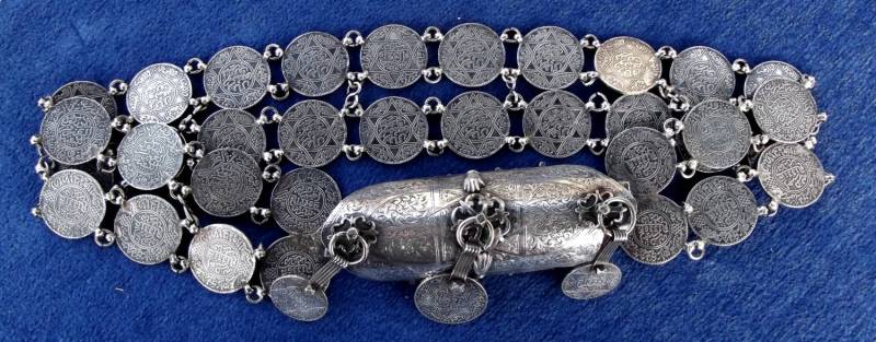 Marokko - Großer Silbergürtel „Mdema" in 2 Reihen Mit Insgesamt 34 Münzen Zu 1 Rial Und Silberner Schnalle Blumenmotiven von TIFINAGH