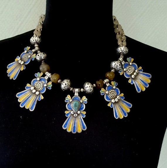 Marokko - Hervorragende Halskette Mit Silberperlen, Glaswaren Und Händen Aus Fatima-Silber, E-Mail Stein in Anhängern Marokko - Hervorragende Halskette Mit Silberperlen, Glaswaren Und Händen Aus Fatima-Silber, E-Mail Stein in Anhängern von TIFINAGH