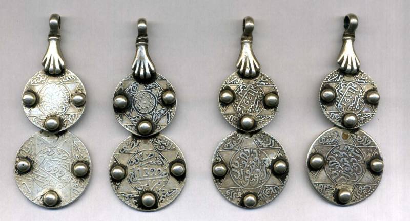 Marokko - Los Mit 4 Silberanhängern Antiken Münzen, Die Von Einer Hand Fatimas Gehalten Werden von TIFINAGH
